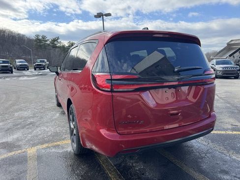 New 2026 Chrysler Pacifica Select image 3