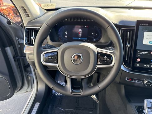 Used 2025 Volvo XC90 B6 Plus image 18