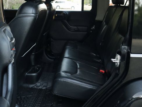 Used 2015 Jeep Wrangler Unlimited Sahara image 19