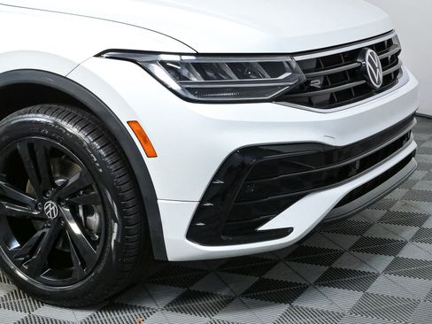 Certified 2023 Volkswagen Tiguan SE R-Line FWD image 40