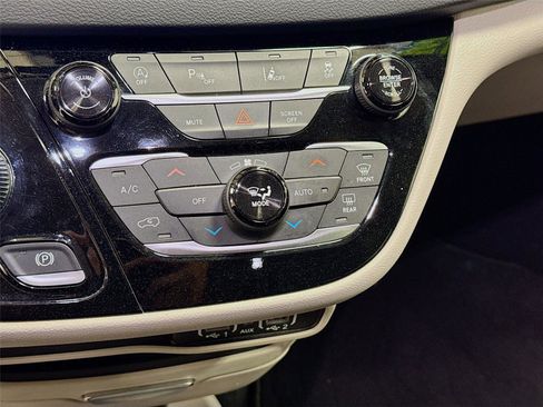 Used 2023 Chrysler Pacifica Touring-L image 15