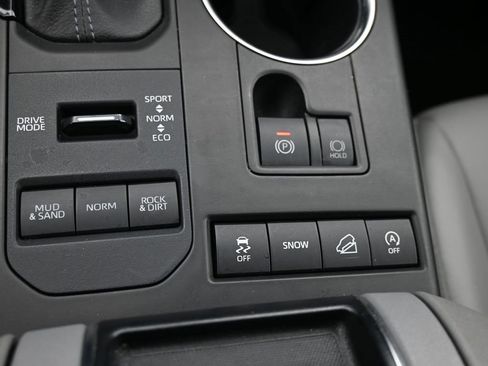 Used 2022 Toyota Highlander XLE image 19