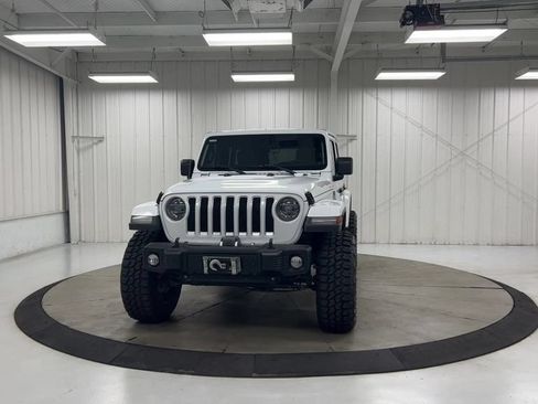 Used 2019 Jeep Wrangler Unlimited Sahara AWD/4WD image 3