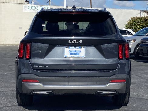 Used 2024 Kia Sorento S image 5