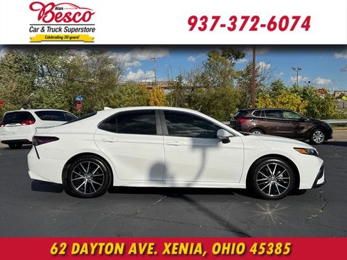 Used 2023 Toyota Camry SE image 3