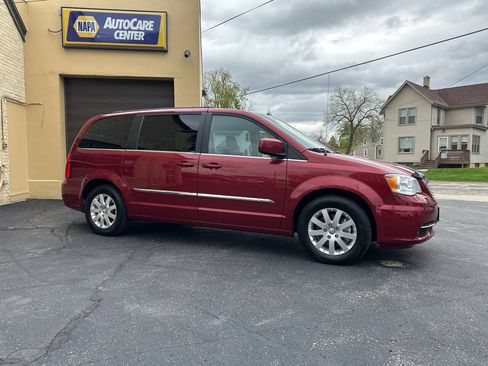 Used 2015 Chrysler Town & Country Touring FWD image 5