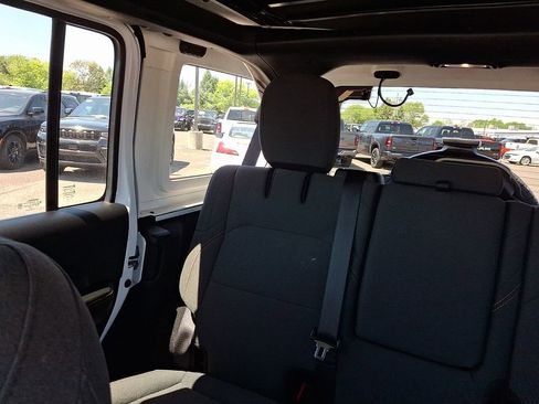 Used 2025 Jeep Wrangler Unlimited Sahara w/ Safety Group AWD/4WD image 19