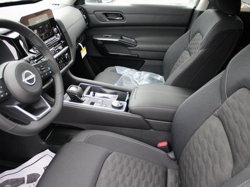 New 2025 Nissan Pathfinder SV image 6