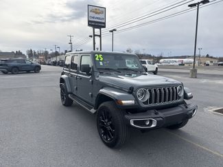 Used 2025 Jeep Wrangler Sahara video 1