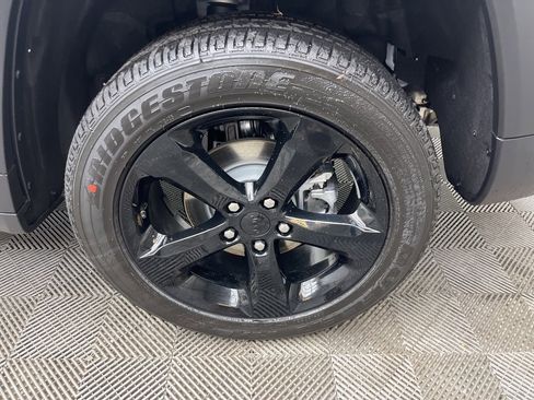 New 2025 Jeep Grand Cherokee Altitude image 4