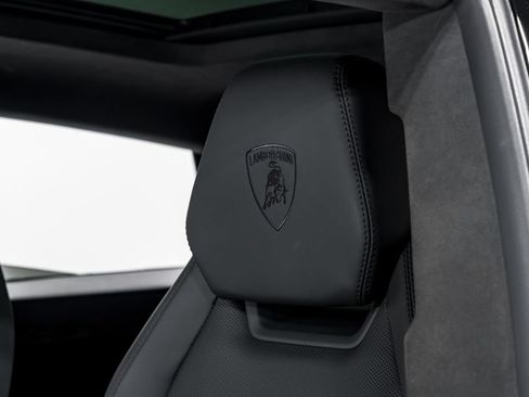 Used 2025 Lamborghini Urus SE AWD/4WD image 21
