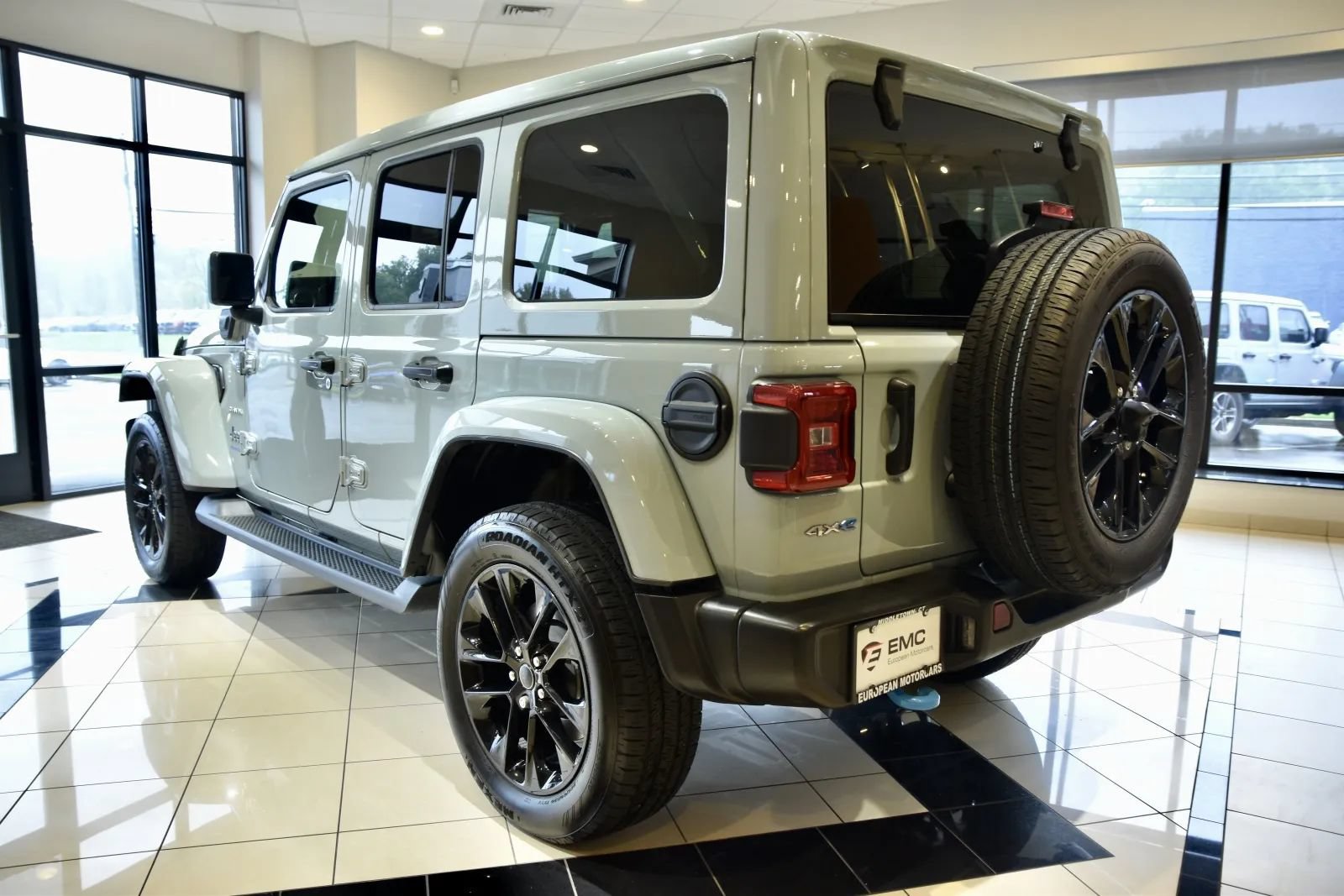 Used 2024 Jeep Wrangler Unlimited Sahara w/ Technology Group AWD/4WD image 4