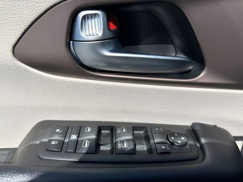Used 2023 Chrysler Voyager LX image 25
