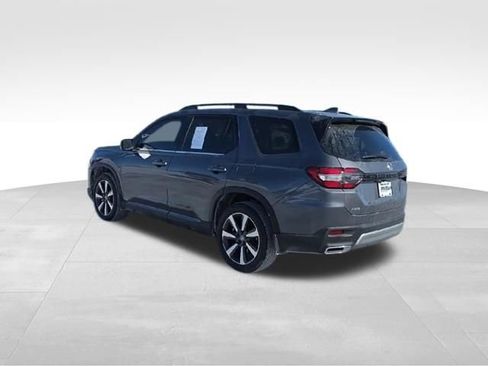 Used 2025 Honda Pilot Touring image 9