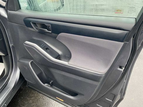 Used 2020 Toyota Highlander LE image 41