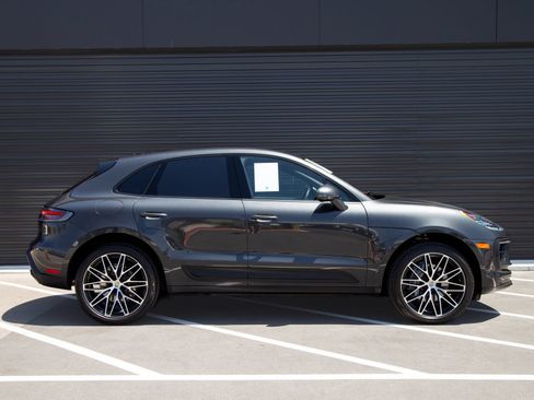 Certified 2024 Porsche Macan AWD/4WD image 8