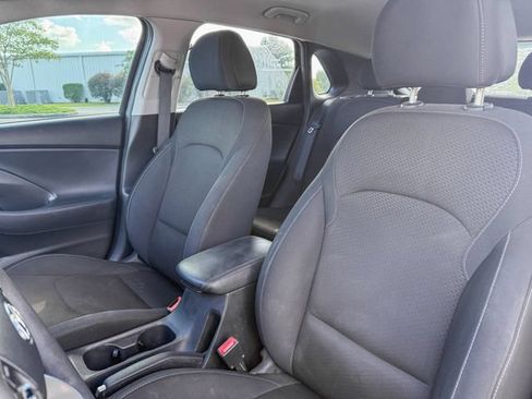 Used 2018 Hyundai Elantra GT FWD image 18
