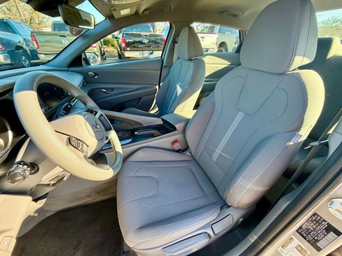 Used 2021 Hyundai Elantra SE w/ Cargo Package image 8