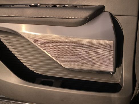 Used 2026 Cadillac Vistiq Luxury image 32