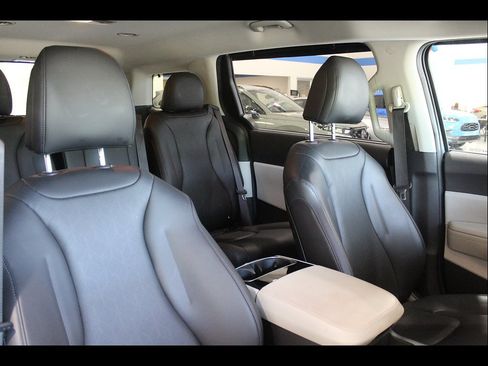 Used 2022 Kia Carnival EX FWD image 23