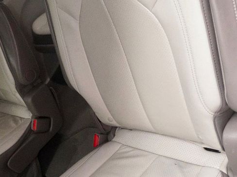 Used 2018 Chrysler Pacifica Touring-L image 5