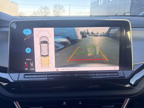 Used 2024 Volkswagen Atlas Cross Sport SE image 25