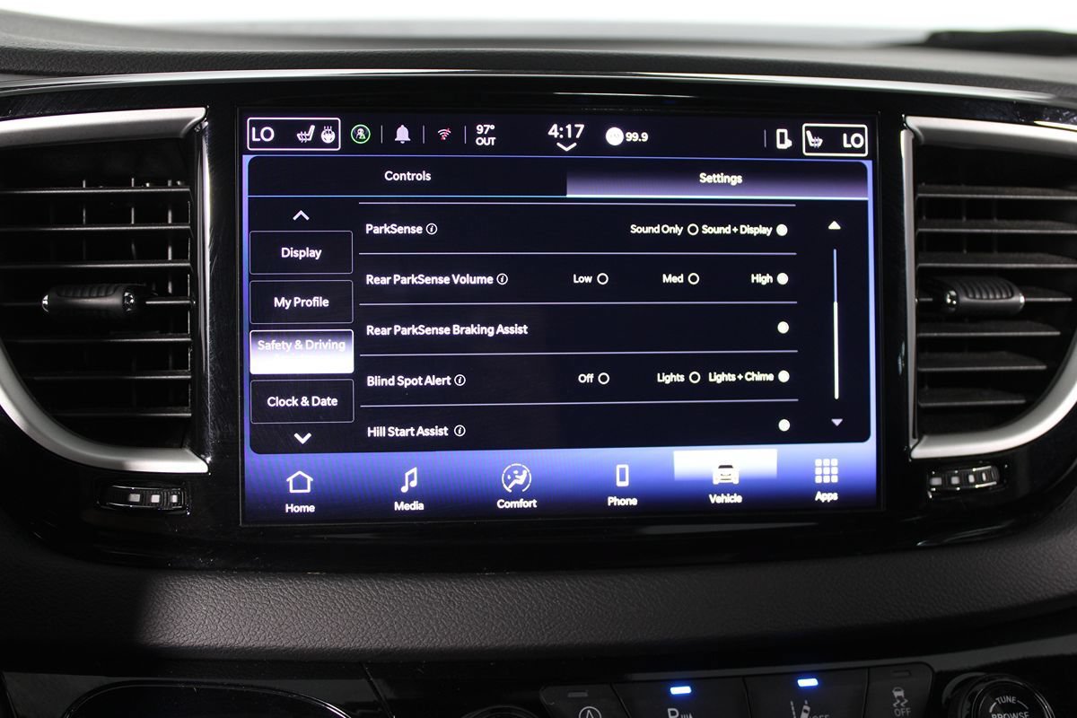 Used 2025 Chrysler Pacifica Select FWD image 19
