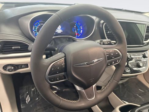 Used 2024 Chrysler Pacifica Limited FWD image 12
