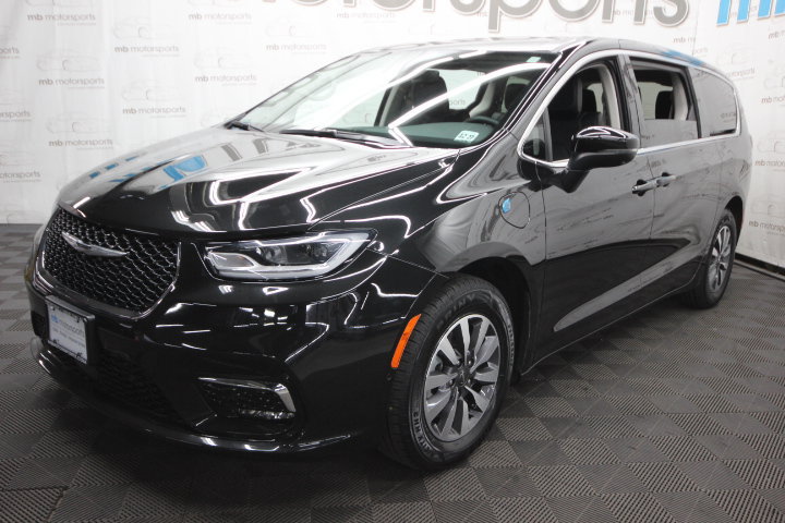 Used 2023 Chrysler Pacifica Touring-L FWD image 1