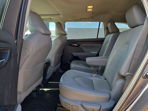 Used 2021 Toyota Highlander XLE AWD/4WD image 13