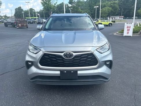 Used 2021 Toyota Highlander XLE AWD/4WD image 4