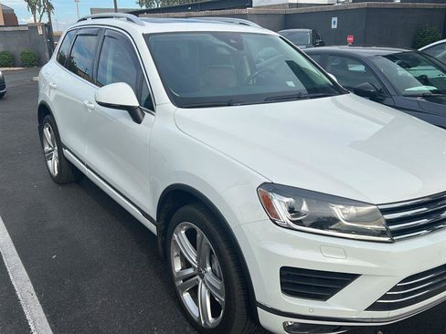 Used 2016 Volkswagen Touareg Executive AWD/4WD image 2