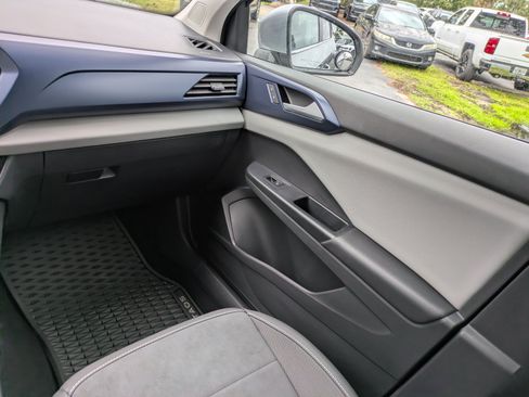 Used 2023 Volkswagen Taos SE w/ Panoramic Sunroof Package FWD image 14