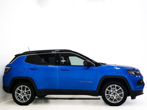 Used 2025 Jeep Compass Limited image 4