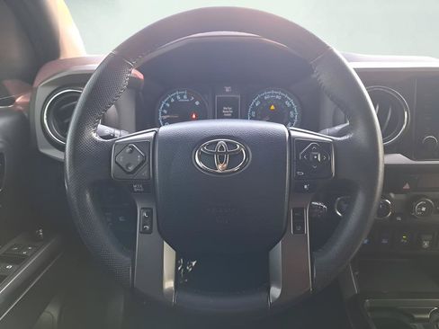 Used 2019 Toyota Tacoma TRD Off-Road w/ Technology Package AWD/4WD image 18