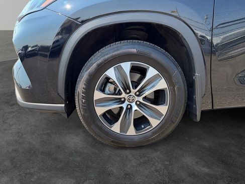 Used 2023 Toyota Highlander XLE AWD/4WD image 4