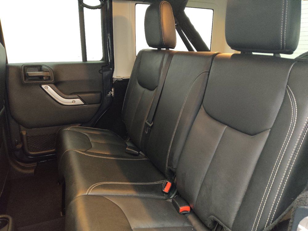 Used 2017 Jeep Wrangler Unlimited Sahara w/ Connectivity Group AWD/4WD image 18