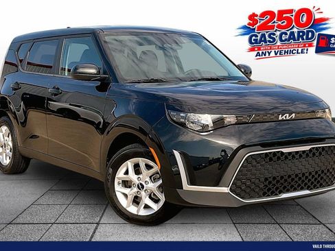 Used 2023 Kia Soul LX w/ Option Group 015 FWD image 2