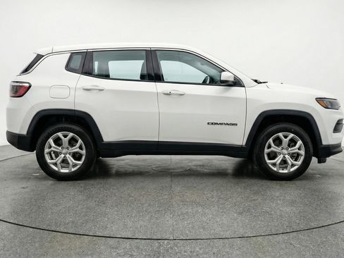 Used 2025 Jeep Compass Latitude AWD/4WD image 11