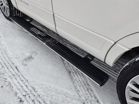 Used 2017 Lincoln Navigator Select image 10