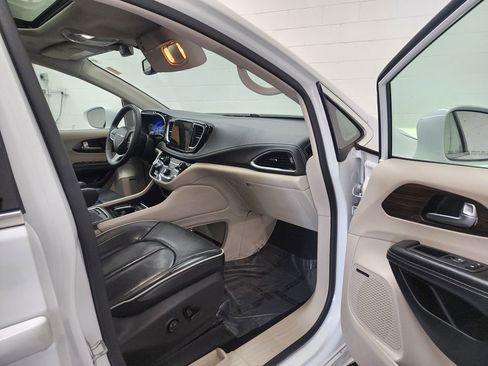 Used 2022 Chrysler Pacifica Limited FWD image 36
