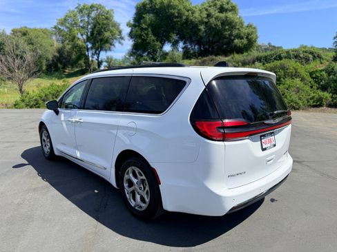 Used 2023 Chrysler Pacifica Limited image 8