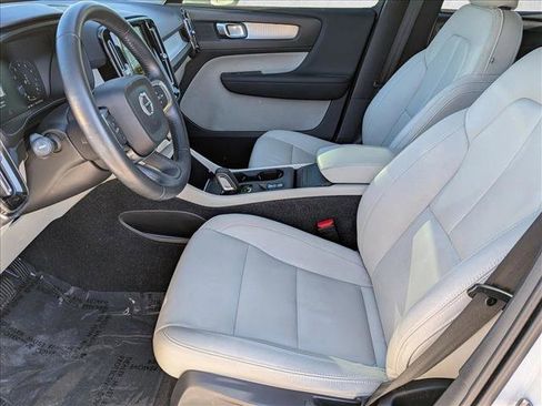 Used 2021 Volvo XC40 T4 Momentum w/ Premium Package image 16