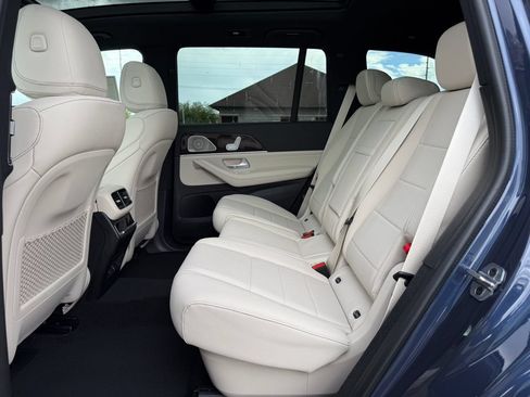 Used 2025 Mercedes-Benz GLS 450 4MATIC image 4