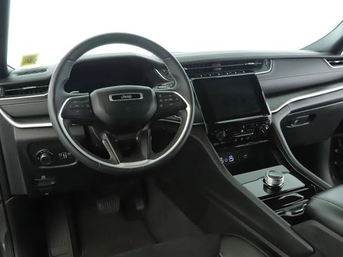 Used 2023 Jeep Grand Cherokee L Laredo image 2