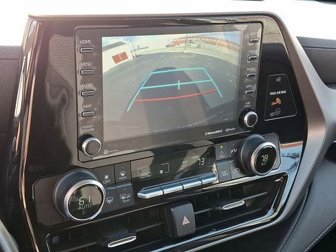 Used 2022 Toyota Highlander LE AWD/4WD image 16