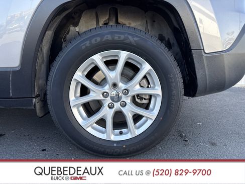 Used 2018 Jeep Cherokee Latitude Plus w/ Comfort/Convenience Group image 3