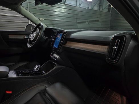 Used 2023 Volvo XC40 B5 Ultimate image 12