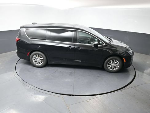 New 2027 Chrysler Pacifica Select FWD image 32