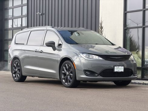 Used 2020 Chrysler Pacifica Touring-L Plus w/ S Appearance Package image 5